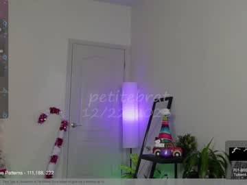 girl
        petitebrat cam image #3118691