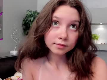 girl
        lynngroves cam image #4594573