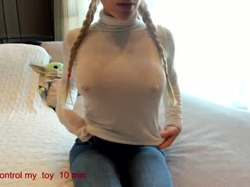 girl
        carolinaherera cam image #6364182