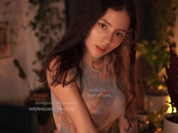 girl
        effylowell_ cam image #1766123