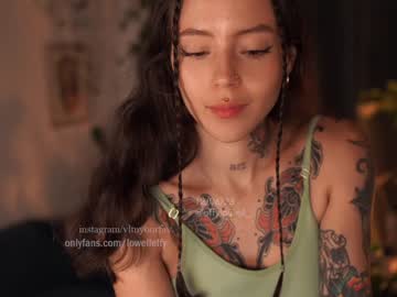 girl
        effylowell_ cam image #1737154