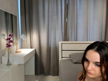 girl
        julianabritt cam image #7023112