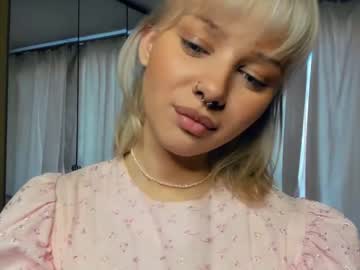 girl
        melissacarterr cam image #481845