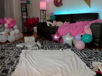 girl
        skyewatson cam image #4930994