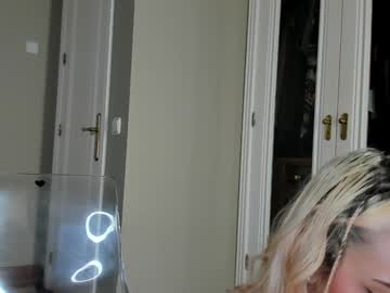 girl
        mazeekiin cam image #5131657