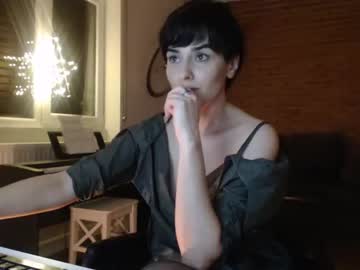 girl
        online_friend cam image #486272