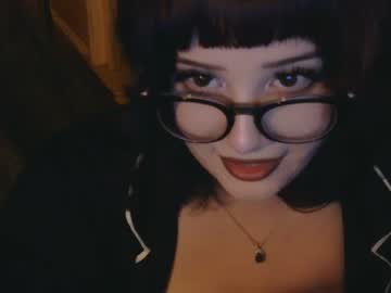 girl
        lottiepoppie cam image #3445987