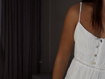 girl
        emilybatee cam image #4900952