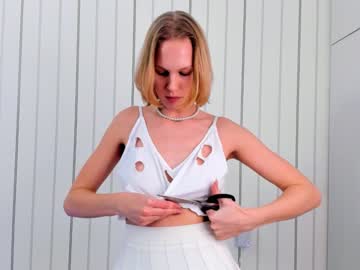 girl
        noreenelletson cam image #3316179
