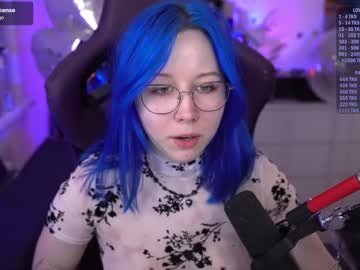 girl
        blue_mooncat cam image #5312165