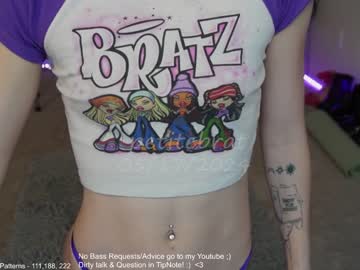 girl
        petitebrat cam image #4175435