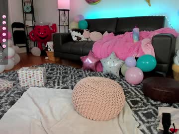 girl
        skyewatson cam image #4931546