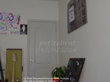 girl
        petitebrat cam image #5002016