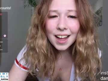 girl
        lottie_shine cam image #3967957
