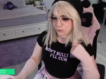 girl
        crimsonkitten cam image #4918715