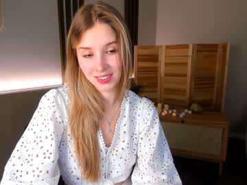 girl
        milablush cam image #1519285