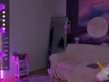 girl
        yumi_uwu cam image #1198142