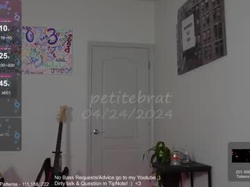 girl
        petitebrat cam image #4010220