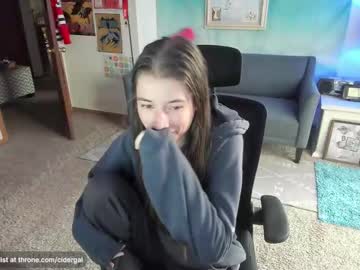 girl
        cidergal69 cam image #6476331