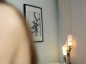 girl
        peek_in_my_window cam image #5061644