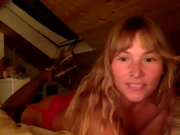 girl
        lunarosestone cam image #2570416