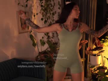 girl
        effylowell_ cam image #2045629