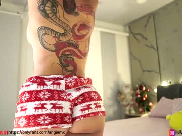 girl
        nina_mon cam image #3101354