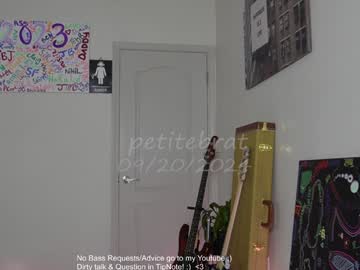 girl
        petitebrat cam image #5081281