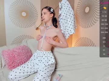 girl
        happiness_call cam image #2093988