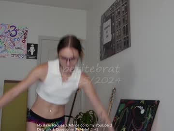 girl
        petitebrat cam image #5044963
