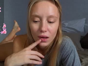 girl
        white_lime cam image #5043541