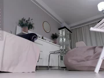 girl
        jin_ray cam image #2437452