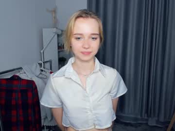 girl
        fresh_cherries cam image #2455204
