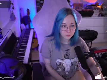 girl
        blue_mooncat cam image #4039220