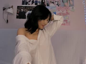 girl
        lora_com cam image #1665241