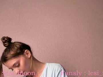 girl
        lesi_moon cam image #2242585