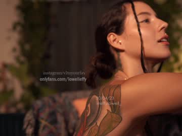 girl
        effylowell_ cam image #1427966