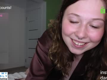 girl
        lottie_shine cam image #4449661