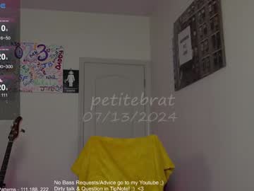 girl
        petitebrat cam image #4585548