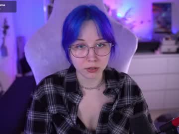girl
        blue_mooncat cam image #4355302