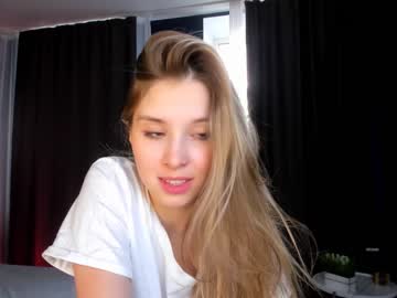 girl
        milablush cam image #1317405