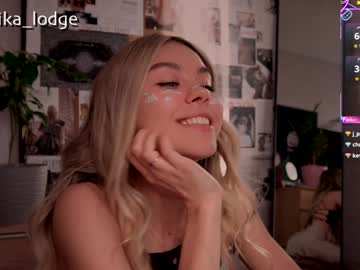 girl
        nika_lodge cam image #6631840
