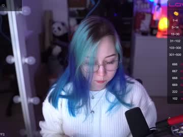 girl
        blue_mooncat cam image #2037302