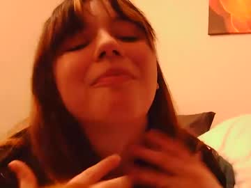 girl
        ellajames01 cam image #6284015