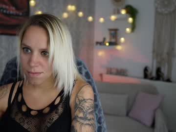 girl
        cherry__blond cam image #2299614