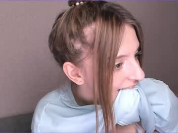 girl
        lesi_moon cam image #2293372