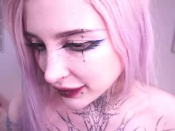 girl
        fraulein_mooon cam image #6543536