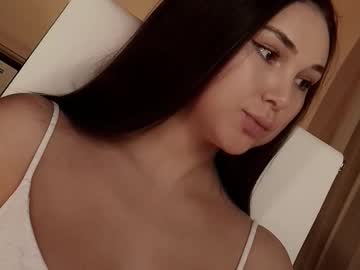 girl
        hollyextra cam image #6214724