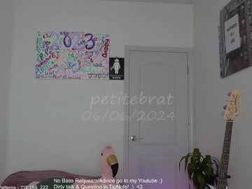 girl
        petitebrat cam image #4318799