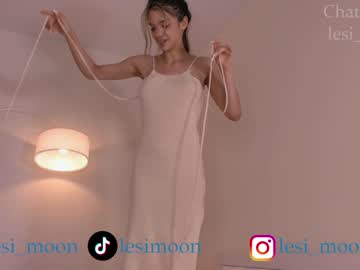 girl
        lesi_moon cam image #3461296